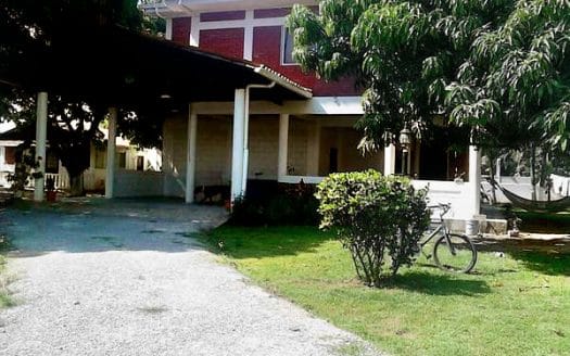 Spacious Home, large Lot near the beach in Puerto Cortes