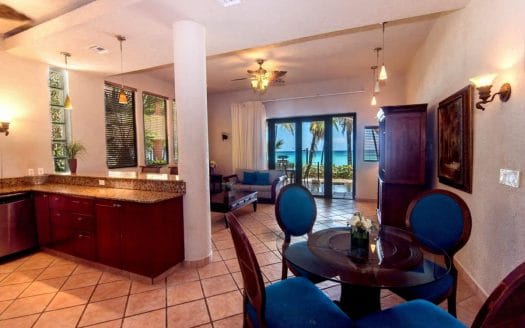 Las Sirenas Beachfront Condo 3, Roatan