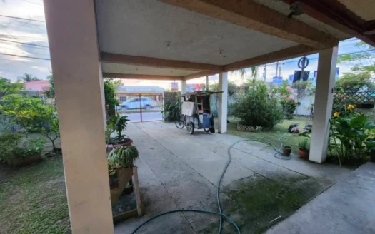 Spacious 6 BD home on strategic corner in Tela