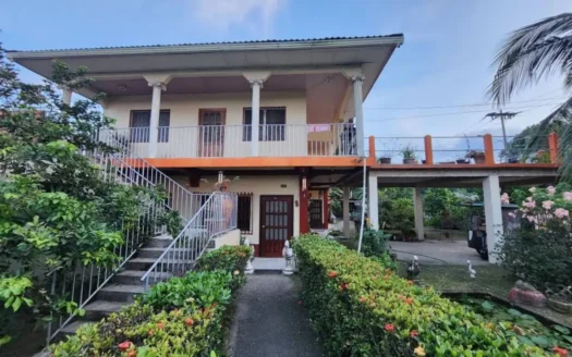 Spacious 6 BD home on strategic corner in Tela