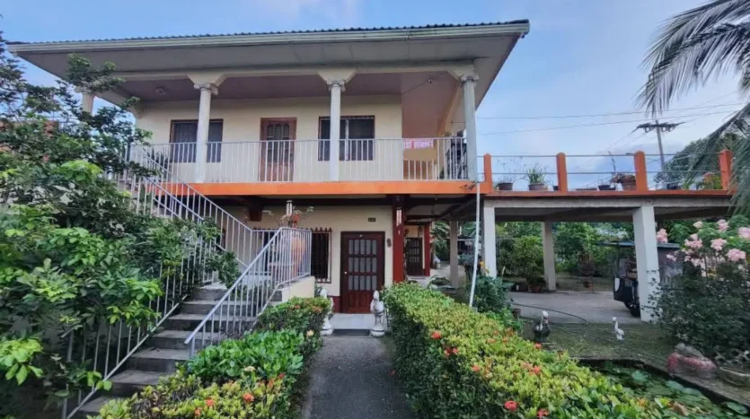 Spacious 6 BD home on strategic corner in Tela